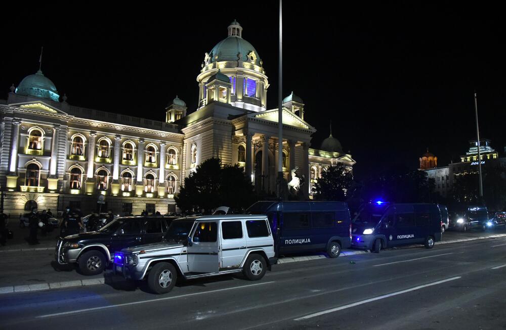 <p>Reporter “Vijesti” na protestima u Beogradu gdje hiljade nezadovoljnih, mahom mladih, zajedno izlaze na ulice uprkos izraženim ideološkim i drugim razlikama</p>