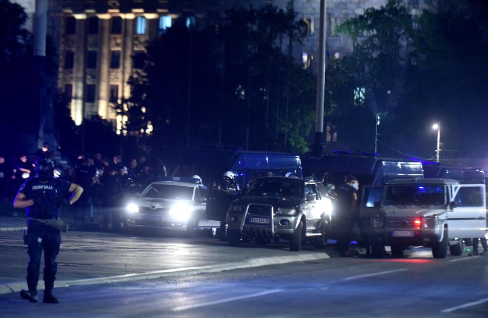 <p>U Beogradu je drugu noć zaredom došlo do velikih višesatnih nereda. Sukob policije i demonstranata se dešavao na više lokacija u glavnom gradu Srbije. Pogledajte šta je sve zabilježio fotoreporter "Vijesti Boris Pejović.</p>