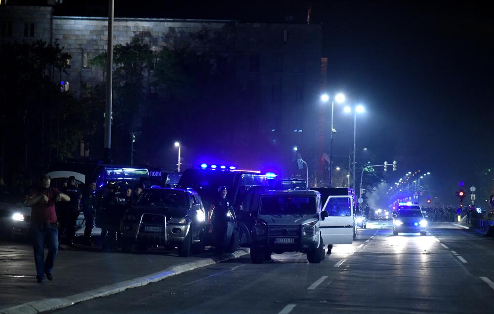 <p>U Beogradu je drugu noć zaredom došlo do velikih višesatnih nereda. Sukob policije i demonstranata se dešavao na više lokacija u glavnom gradu Srbije. Pogledajte šta je sve zabilježio fotoreporter "Vijesti Boris Pejović.</p>