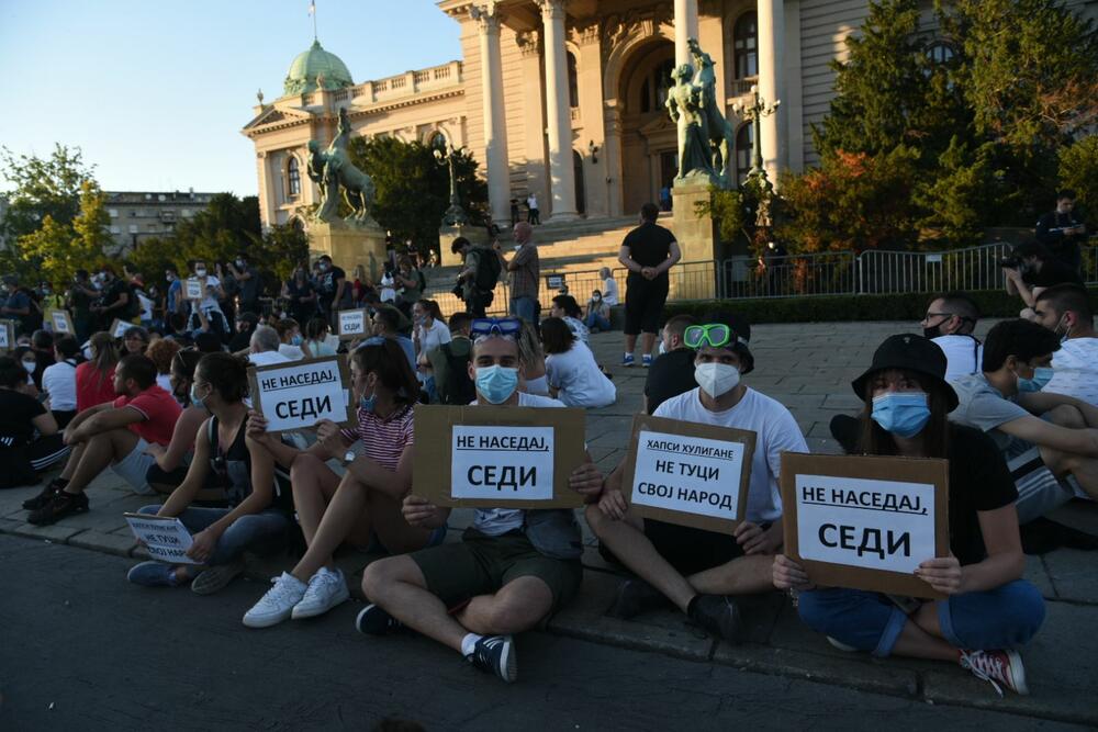 <p>Reporter “Vijesti” na protestima u Beogradu gdje hiljade nezadovoljnih, mahom mladih, zajedno izlaze na ulice uprkos izraženim ideološkim i drugim razlikama</p>