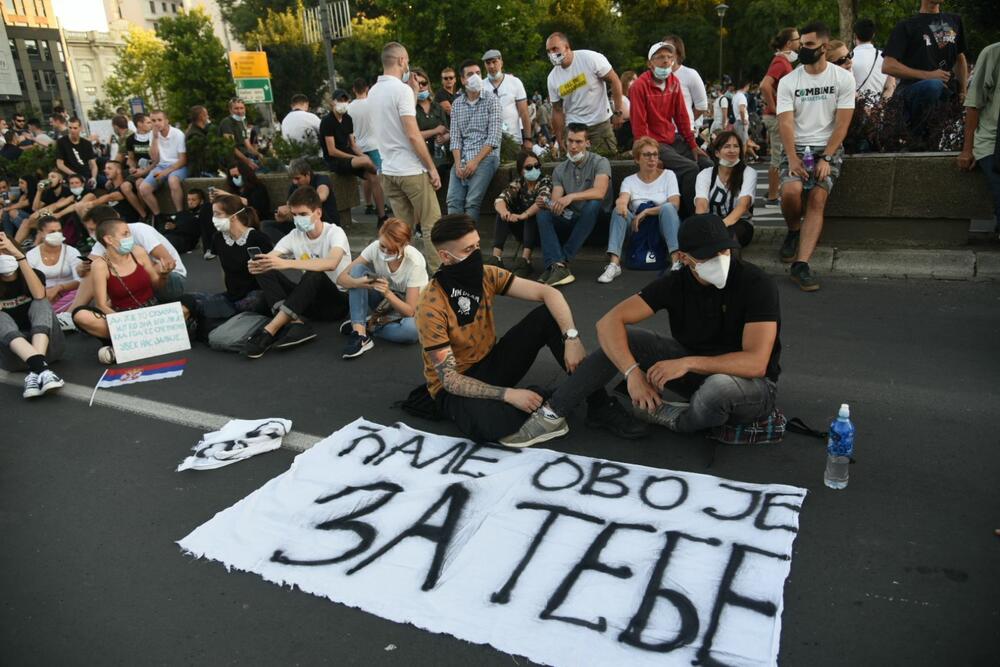 <p>Reporter “Vijesti” na protestima u Beogradu gdje hiljade nezadovoljnih, mahom mladih, zajedno izlaze na ulice uprkos izraženim ideološkim i drugim razlikama</p>