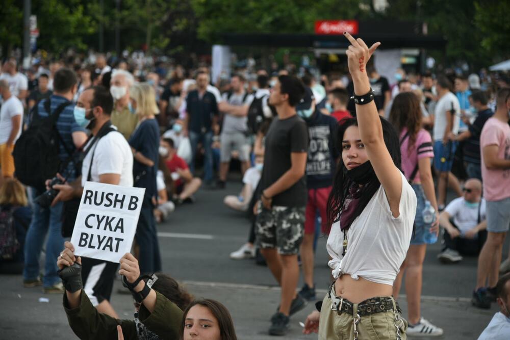 <p>Reporter “Vijesti” na protestima u Beogradu gdje hiljade nezadovoljnih, mahom mladih, zajedno izlaze na ulice uprkos izraženim ideološkim i drugim razlikama</p>