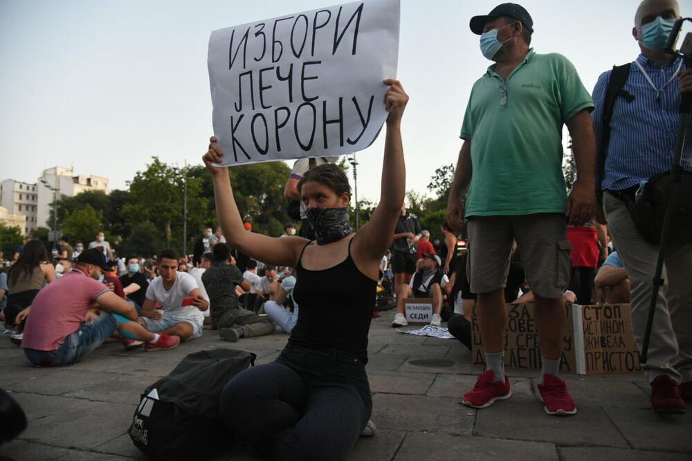 <p>Građani su i večeras izašli na ulice Beograda u znak protesta zbog nezadovoljstva stanjem u državi, aktuelnom vlašću i najavljenim novim mjerama za suzbijanje koronavirusa.</p>  <p>Pogledajte fotografije koje je zabilježio naš fotoreporter Boris Pejović.</p>