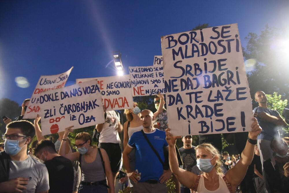 <p>Građani su i večeras izašli na ulice Beograda u znak protesta zbog nezadovoljstva stanjem u državi, aktuelnom vlašću i najavljenim novim mjerama za suzbijanje koronavirusa.</p>  <p>Pogledajte fotografije koje je zabilježio naš fotoreporter Boris Pejović.</p>