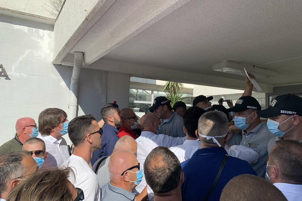 Ponovo guranje sa obezbjeđenjem, Foto: Vuk Lajović