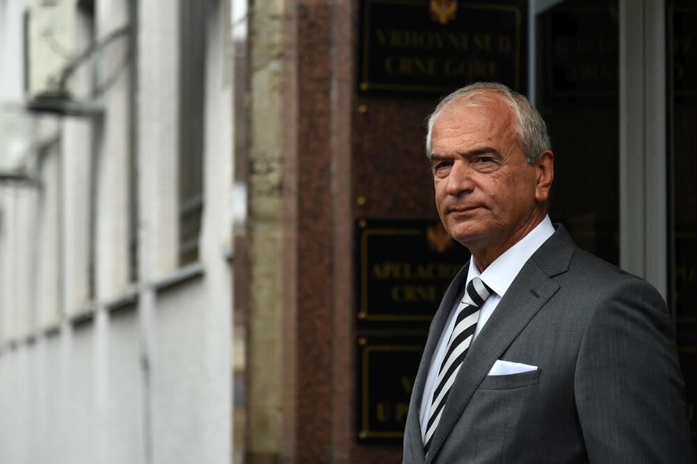 Advokat Lutovac ispred Višeg suda (arhiva), Foto: Boris Pejović