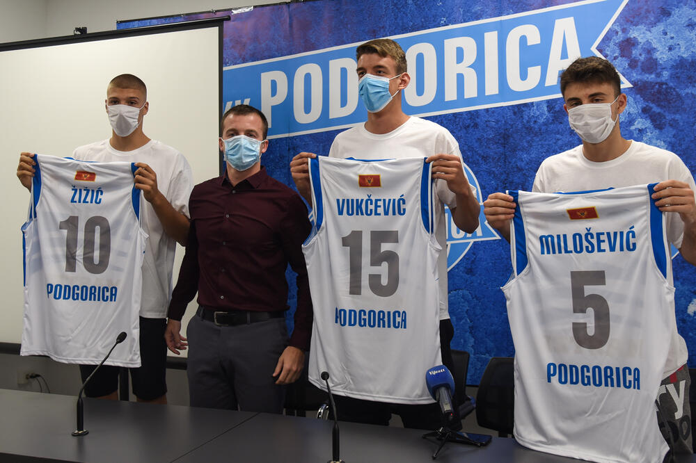 Žižić, Vukčević i Milošević sa trenerom Kašćelanom, Foto: Savo Prelević