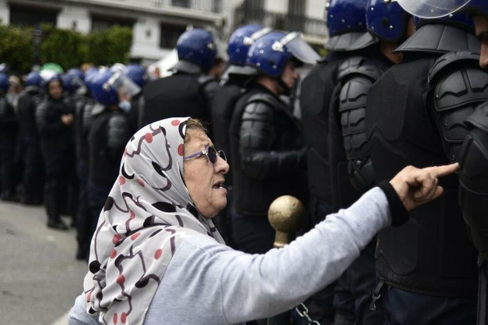 Starija žena priča sa alžirskim snagama bezbjednosti tokom skorašnjih protesta, Foto: Getty Images