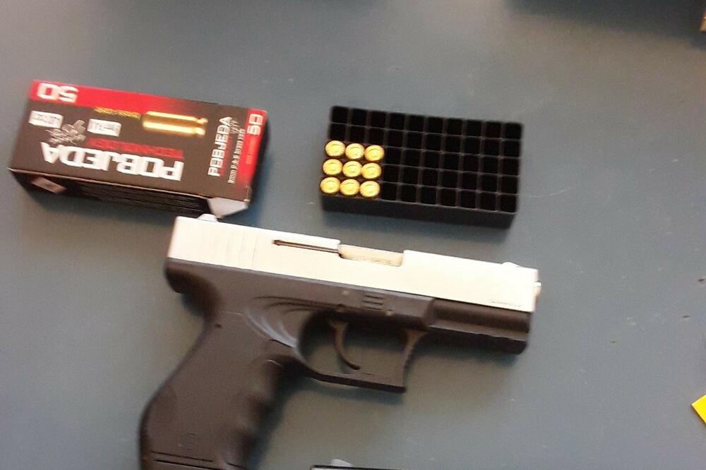 Pronađeni pištolji i municija, Foto: Uprava policije