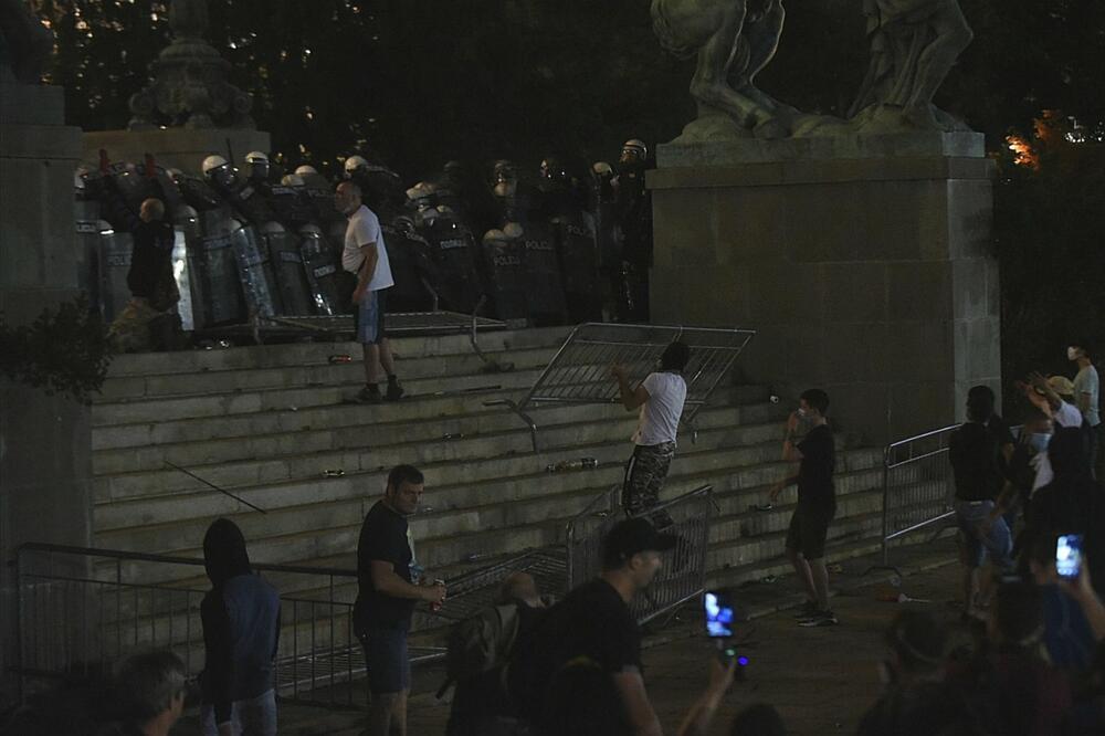 <p>Građani su i večeras, četvrti dan zaredom izašli na ulice Beograda u znak protesta zbog nezadovoljstva stanjem u državi, aktuelnom vlašću i najavljenim novim mjerama za suzbijanje koronavirusa.</p>  <p>Pogledajte fotografije koje je zabilježio naš fotoreporter Boris Pejović.</p>