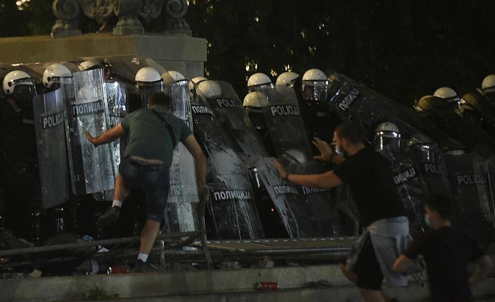 <p>Reporter “Vijesti” na protestima u Beogradu gdje hiljade nezadovoljnih, mahom mladih, zajedno izlaze na ulice uprkos izraženim ideološkim i drugim razlikama</p>