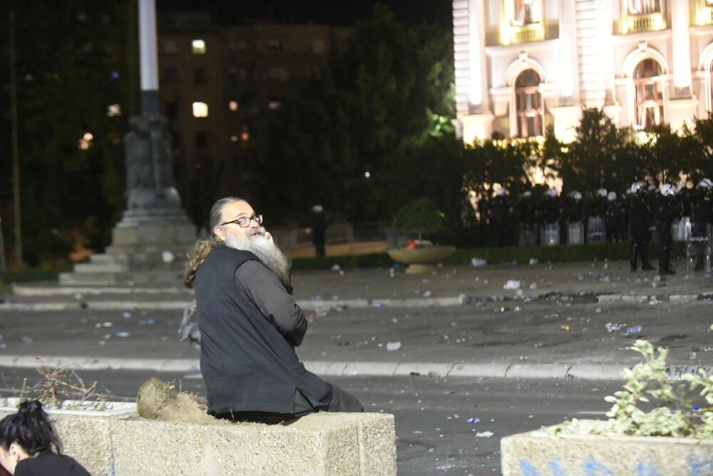 <p>Građani su i večeras, četvrti dan zaredom izašli na ulice Beograda u znak protesta zbog nezadovoljstva stanjem u državi, aktuelnom vlašću i najavljenim novim mjerama za suzbijanje koronavirusa.</p>  <p>Pogledajte fotografije koje je zabilježio naš fotoreporter Boris Pejović.</p>