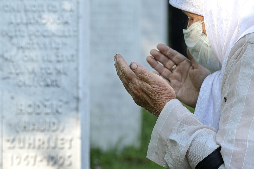 U Potočarima se obilježava 25. godišnjica genocida u Srebrenici, Foto: AP