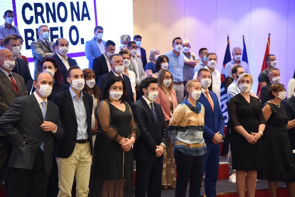 <p>Abazović je rekao da "nam treba ekspertska vlada i ljudi koji će da pomognu i imaju reference, a ne političari poznati po korupciji"</p>