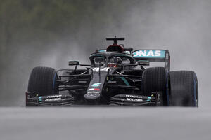 Hamilton blistao po kiši, očajni Ferari