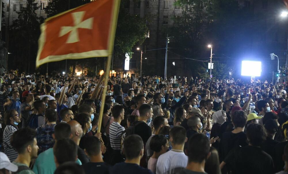 <p>Reporter “Vijesti” na protestima u Beogradu gdje hiljade nezadovoljnih, mahom mladih, zajedno izlaze na ulice uprkos izraženim ideološkim i drugim razlikama</p>