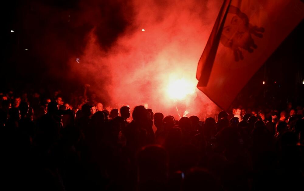<p>Reporter “Vijesti” na protestima u Beogradu gdje hiljade nezadovoljnih, mahom mladih, zajedno izlaze na ulice uprkos izraženim ideološkim i drugim razlikama</p>