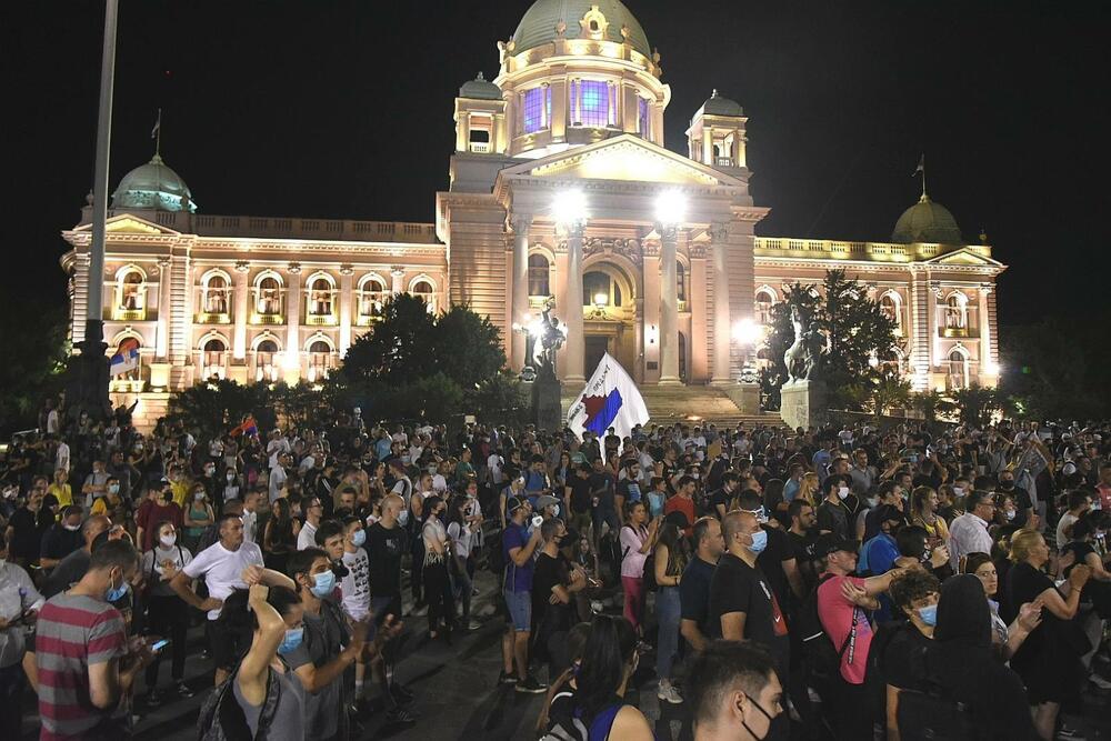 <p>Reporter “Vijesti” na protestima u Beogradu gdje hiljade nezadovoljnih, mahom mladih, zajedno izlaze na ulice uprkos izraženim ideološkim i drugim razlikama</p>