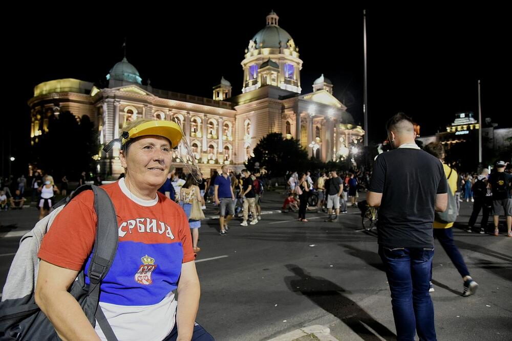 <p>Reporter “Vijesti” na protestima u Beogradu gdje hiljade nezadovoljnih, mahom mladih, zajedno izlaze na ulice uprkos izraženim ideološkim i drugim razlikama</p>