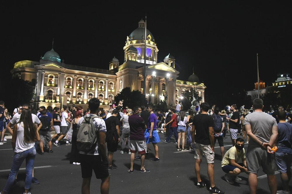 <p>Reporter “Vijesti” na protestima u Beogradu gdje hiljade nezadovoljnih, mahom mladih, zajedno izlaze na ulice uprkos izraženim ideološkim i drugim razlikama</p>