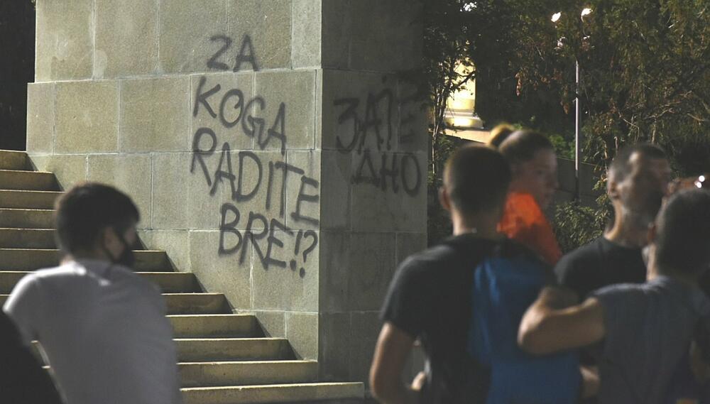 <p>Reporter “Vijesti” na protestima u Beogradu gdje hiljade nezadovoljnih, mahom mladih, zajedno izlaze na ulice uprkos izraženim ideološkim i drugim razlikama</p>