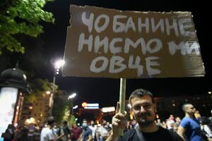 FOTO Veče bez nereda ispred Skupštine Srbije