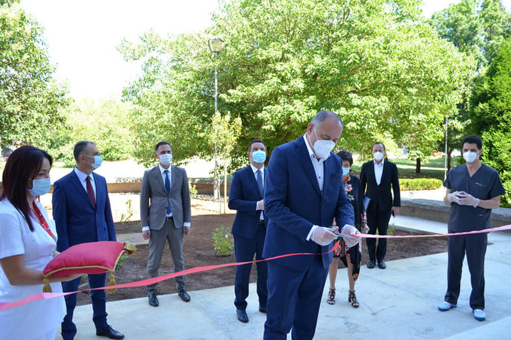 Otvorio renovirani Centar za medicinsku genetiku i imunologiju i Dnevnu bolnicu Interne klinike KCCG: Simović, Foto: Vlada