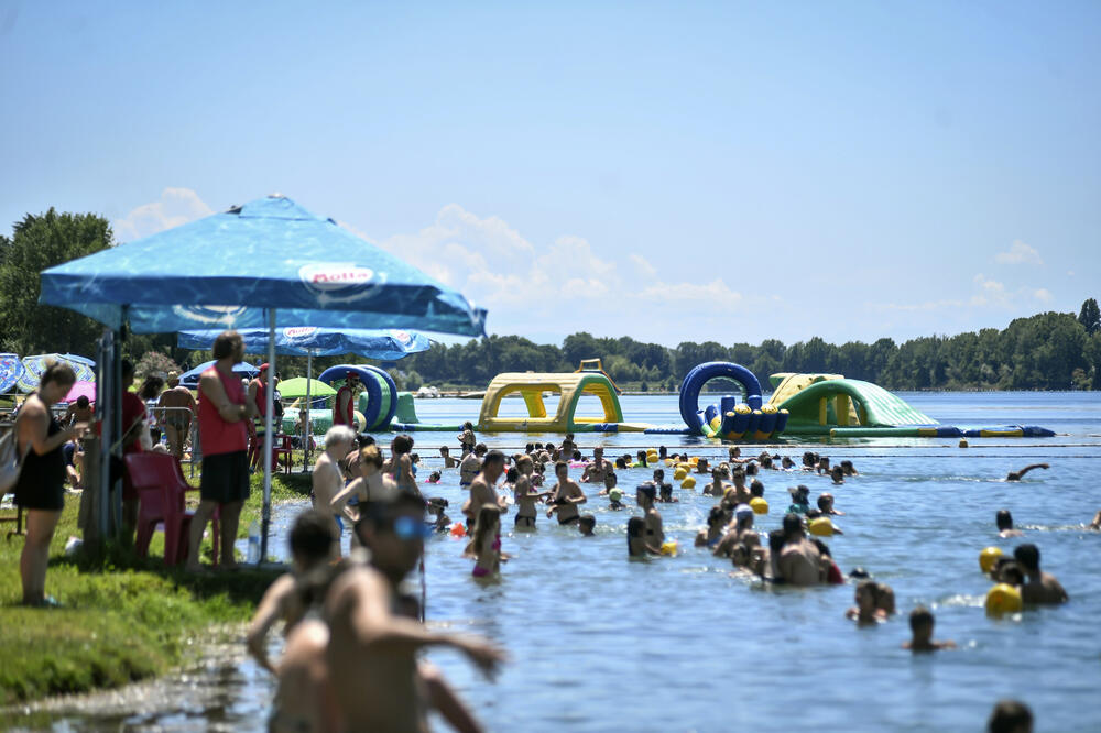 Kupači danas na vještačkom jezeru u Milanu, Foto: AP Photo