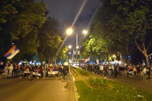 Još jedna noć bez nereda ispred Skupštine Srbije
