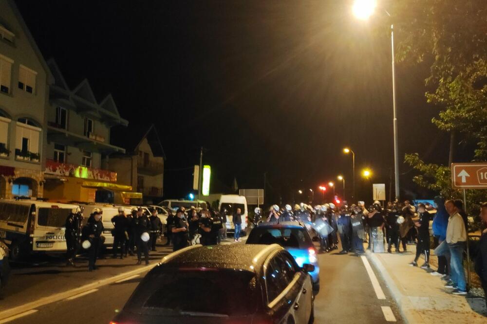 Kordon policije blokirao put, Foto: Jadranka Ćetković