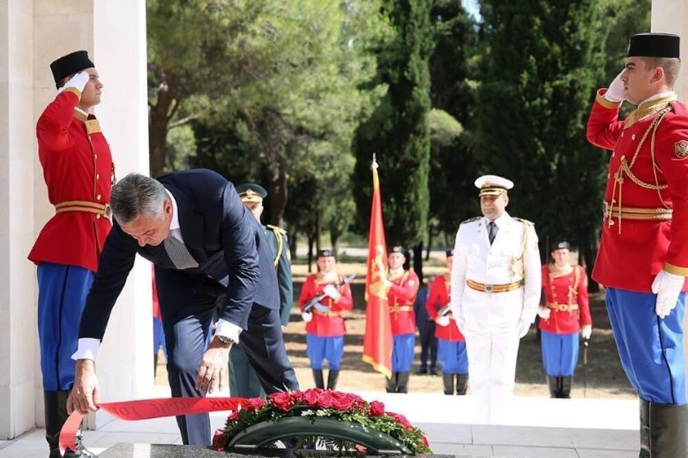 Predsjednik Đukanović polaže vijenac na Spomenik partizanu borcu 13. jula prošle godine, Foto: Predsjednik.me