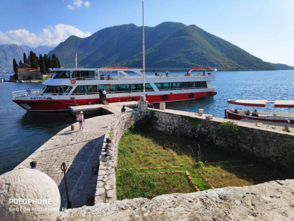 <p>Iako je taj brod registrovan za 370 putnika, on ih je danas ukrcao samo 85, kako bi svi oni mogli da imaju adekvatnu fizičku distancu tokom višečasovne plovidbe zalivom Boke</p>