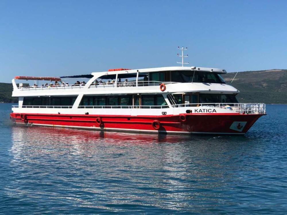 <p>Iako je taj brod registrovan za 370 putnika, on ih je danas ukrcao samo 85, kako bi svi oni mogli da imaju adekvatnu fizičku distancu tokom višečasovne plovidbe zalivom Boke</p>