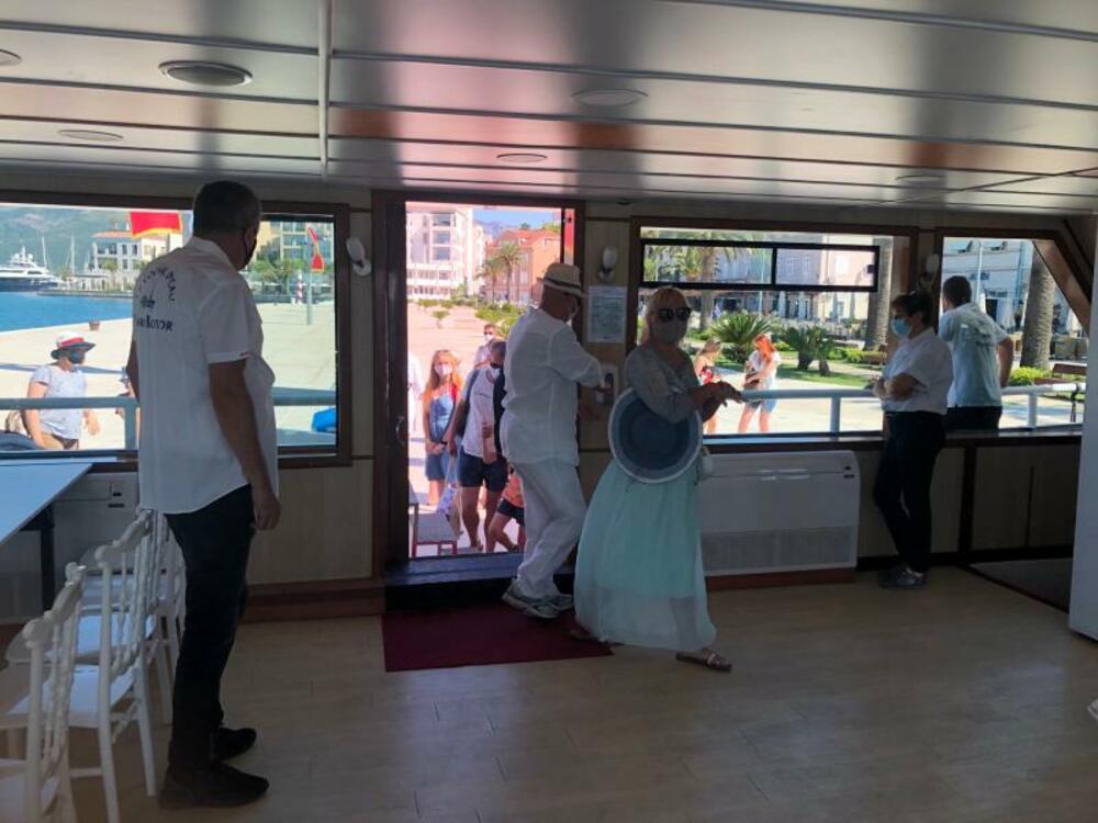 <p>Iako je taj brod registrovan za 370 putnika, on ih je danas ukrcao samo 85, kako bi svi oni mogli da imaju adekvatnu fizičku distancu tokom višečasovne plovidbe zalivom Boke</p>