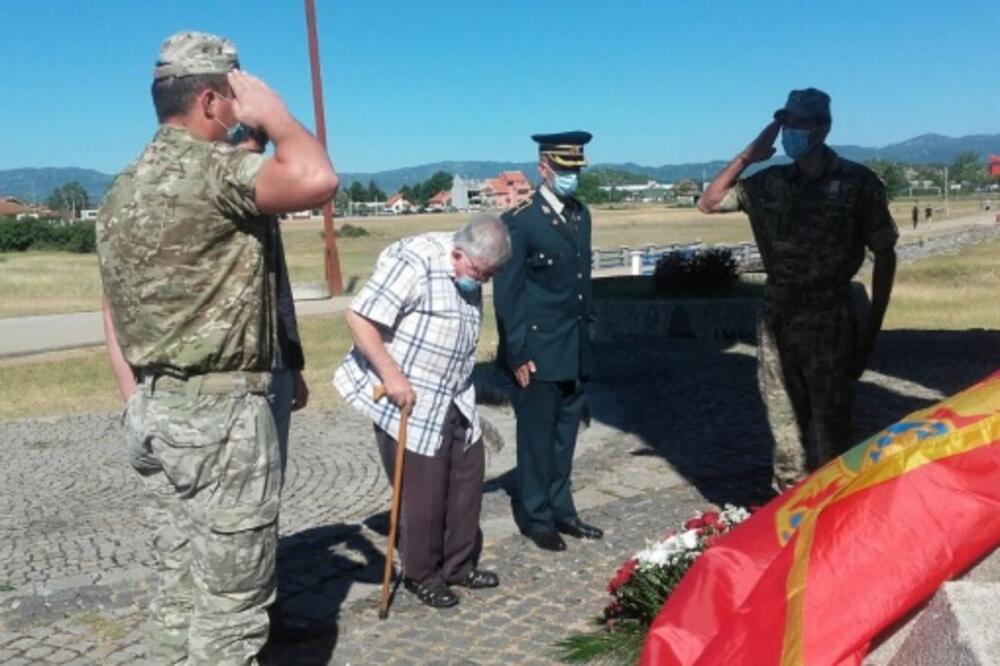 Polaganje cvijeća, Foto: NVO Zagrad Montenegro