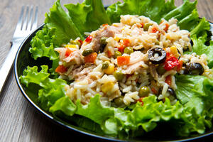 Obrok salate: Sa piletinom ili tunjevinim i pirinčem