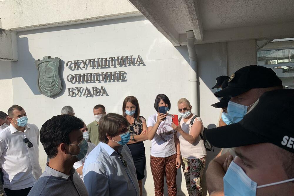 Jutros ispred Opštine, Foto: Vuk Lajović