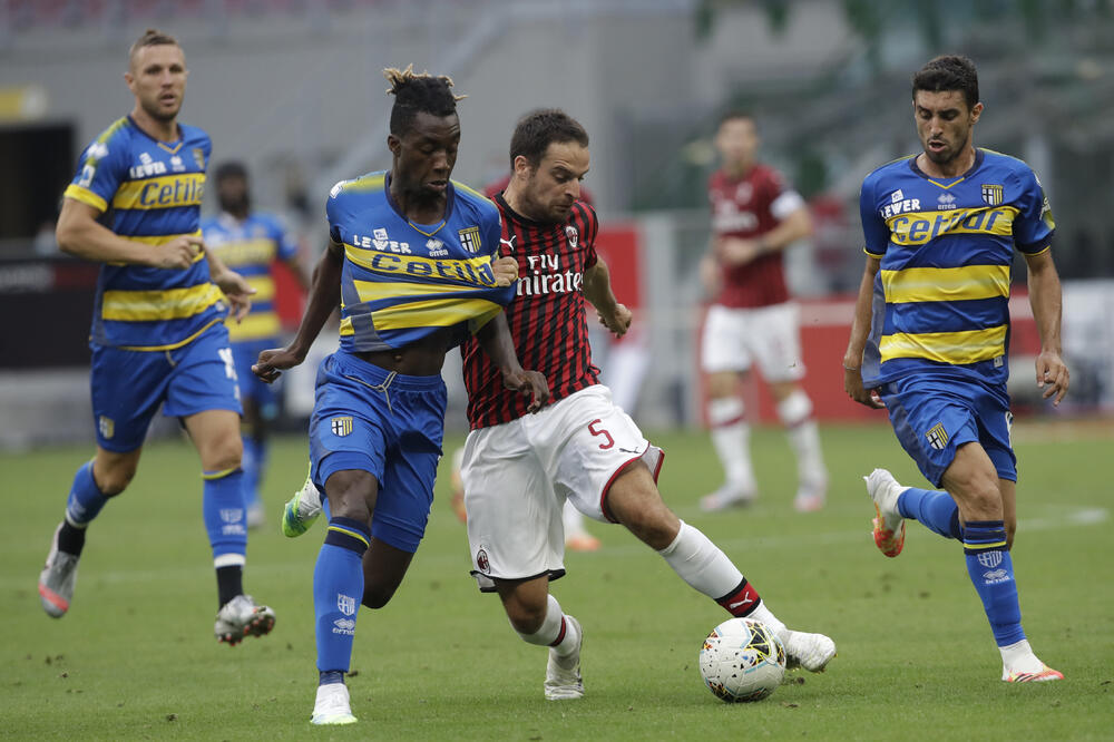 Bonavetura u duelu sa Karamoom iz Parme, Foto: Beta/AP