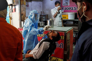U Indiji skoro milion zaraženih, umrlo 99 ljekara