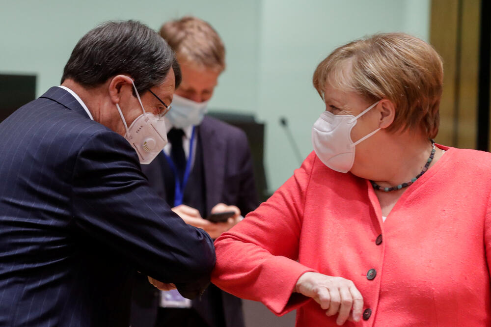 Bez rukovanja i poljubaca: Predsjednik Kipra Nikos Anastasijades i Angela Merkel, Foto: REUTERS
