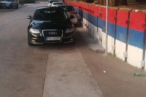 Simovićev službeni automobil nepropisno parkiran u Budvi