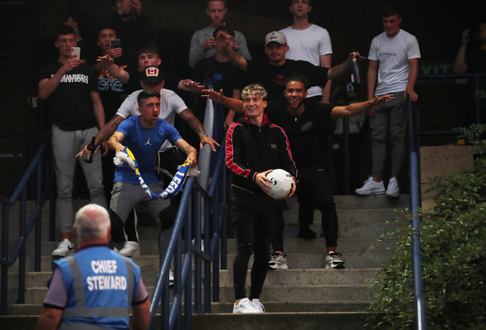 Slavlje fudbalera Lidsa ispred stadiona 