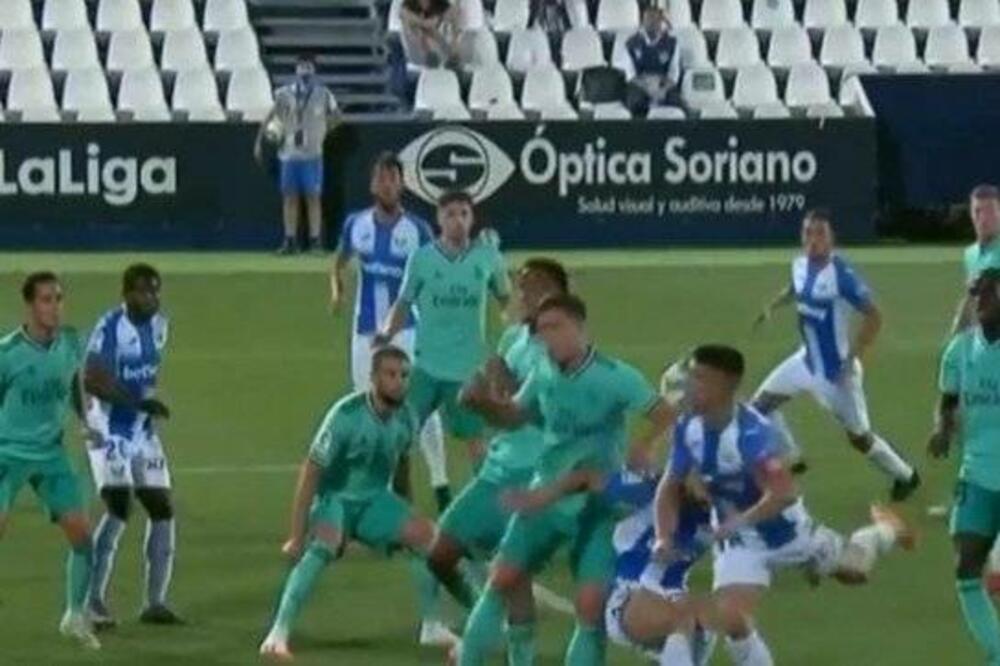 Trenutak kada lopta udara Jovića u ruku, Foto: Marca