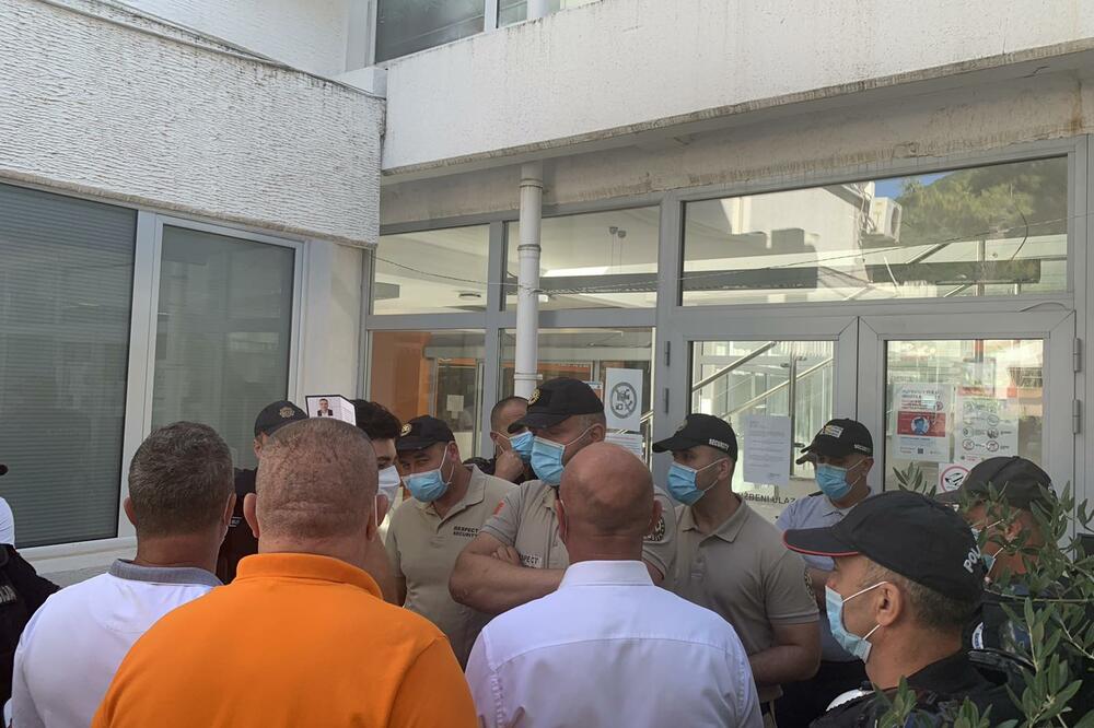 Jutros ispred Opštine, Foto: Vuk Lajović