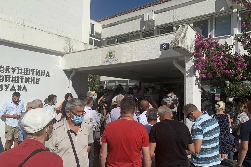 Jutros ispred Opštine, Foto: Vuk Lajović