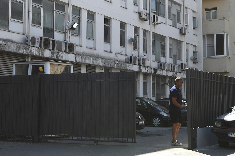 Nova ograda iza zgrade Državnog tužilaštva, Foto: Savo Prelević