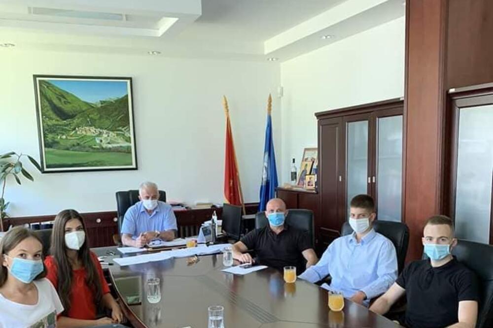 Bajagić sa dobitnicima "Luče", Foto: Opština Plužine