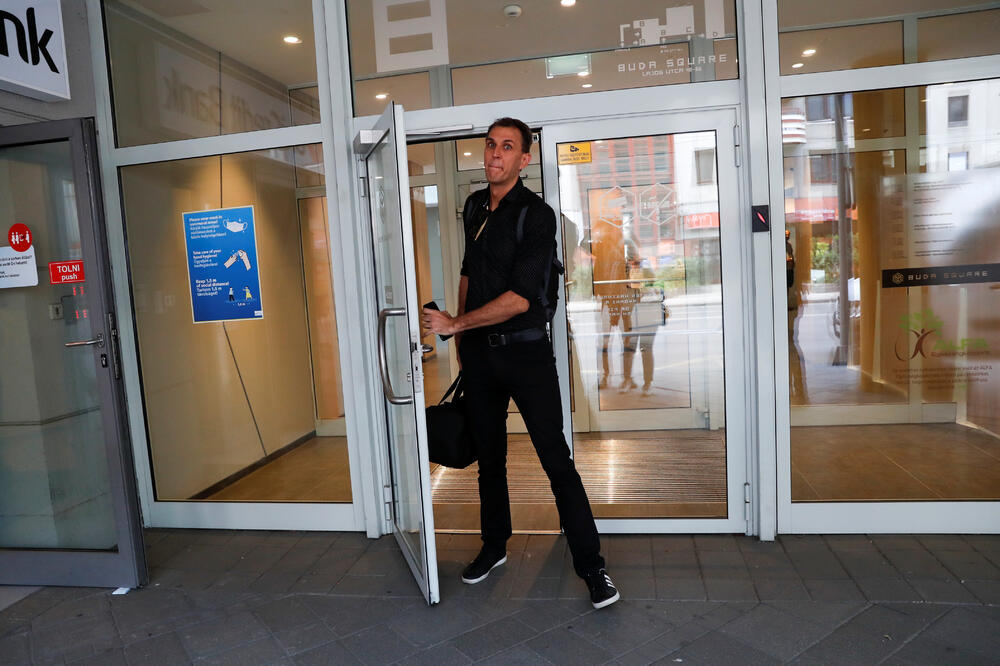 Dul napušta zgradu u kojoj se nalazi Index.hu nakon što je dobio otkaz, Foto: Rojters