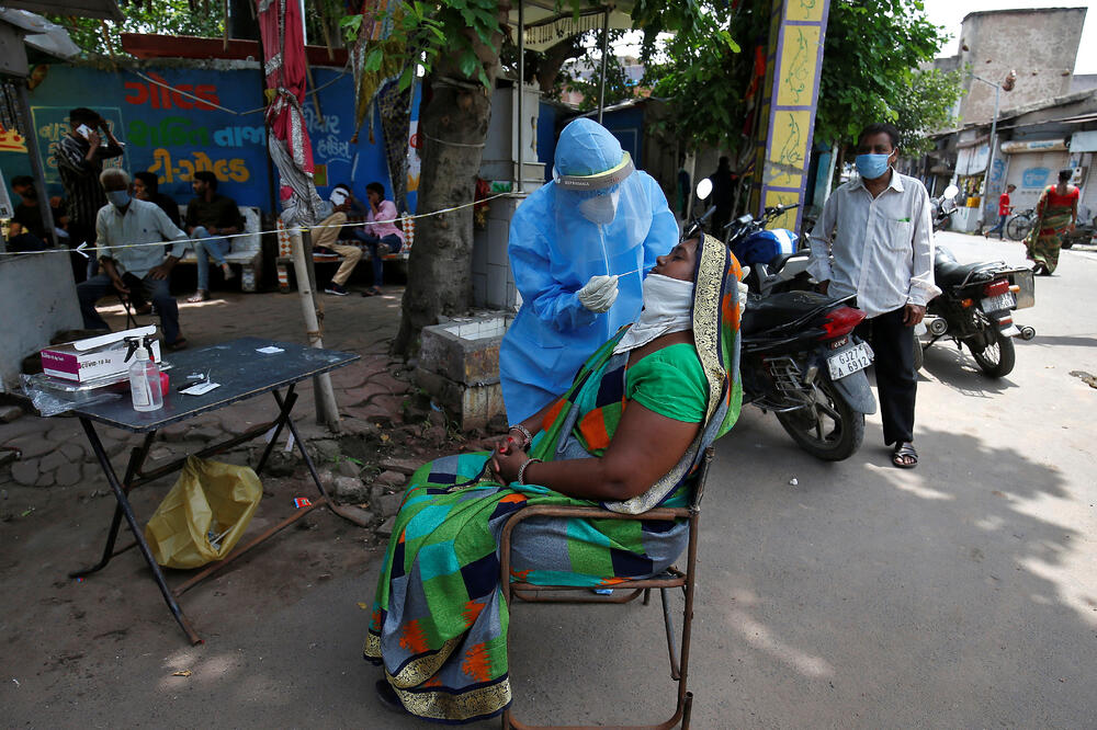 Zdravstveni radnik uzima bris od žene u gradu Ahmedabadu, Foto: Reuters