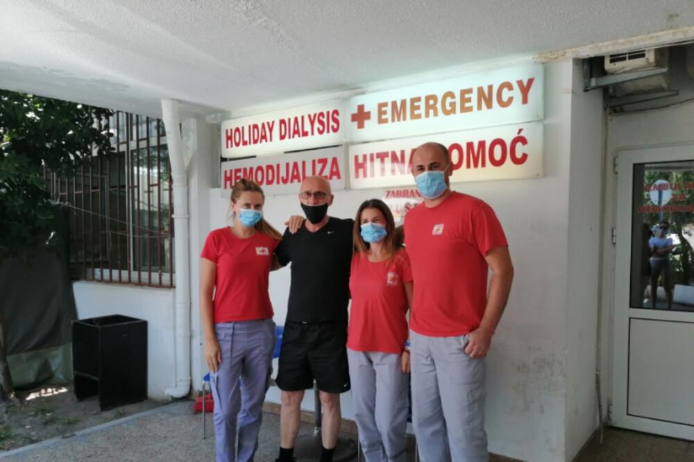 Mitrović sa ekipom Hitne pomoći, Foto: Vuk Lajović